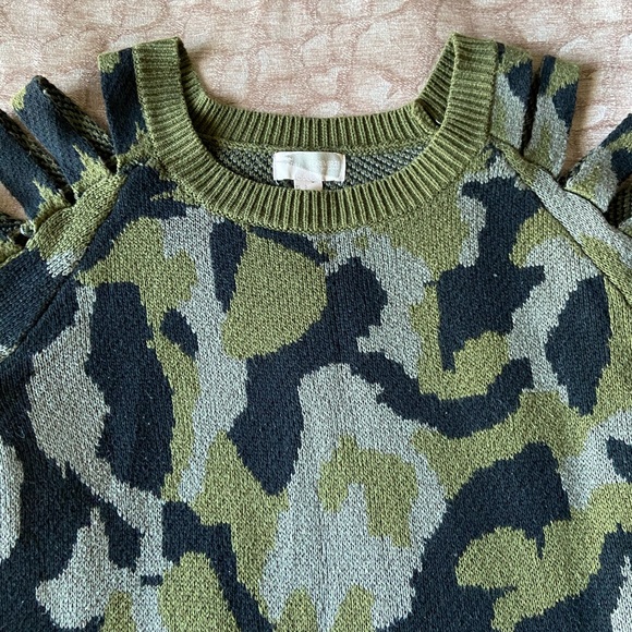 FOREVER 21 CAMOUFLAGE CUT OUT SWEATER - Picture 4 of 10
